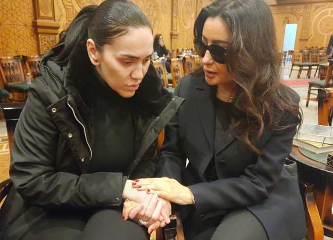 أنغام وكارول سماحة ونبيلة عبيد الأبرز... نجوم الفن يساندون لطيفة في عزاء والدتها بالقاهرة (صور)